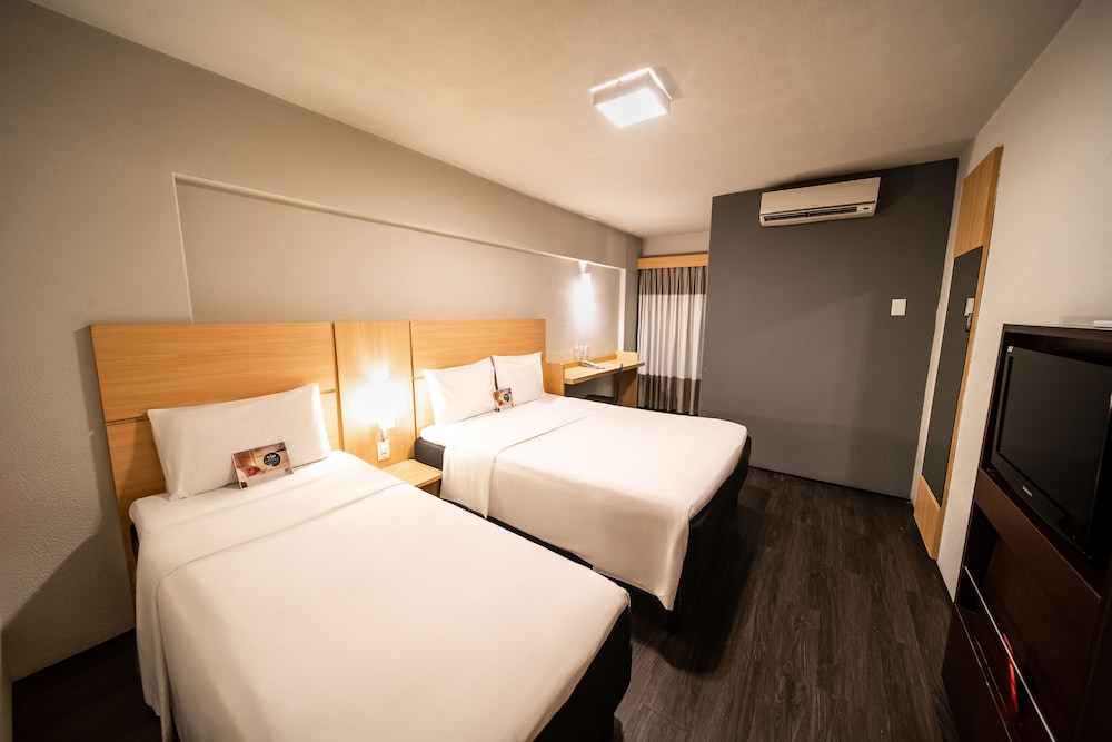 Habitación doble Standard con 2 camas individuales del hotel Ibis Fortaleza Praia De Iracema. Foto 7