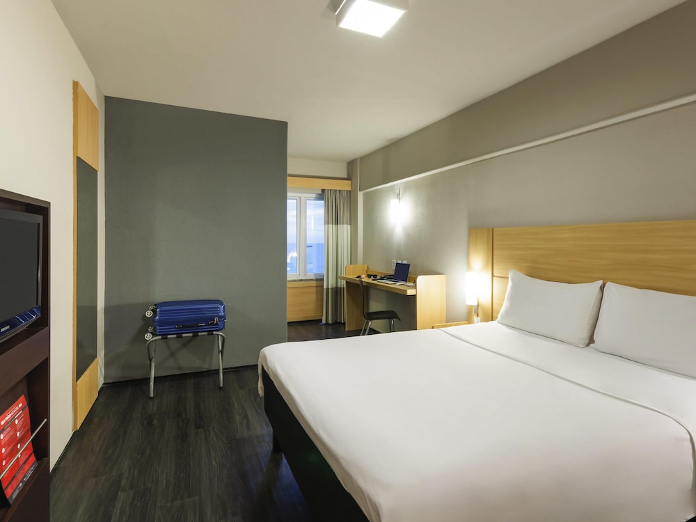 Habitación Executive doble con vistas parciales al mar y cama queen size del hotel Ibis Fortaleza Praia De Iracema