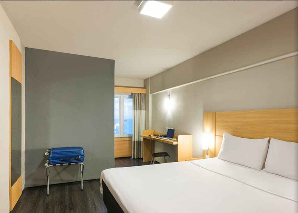 Habitación Executive doble con vistas parciales al mar y cama queen size del hotel Ibis Fortaleza Praia De Iracema. Foto 3