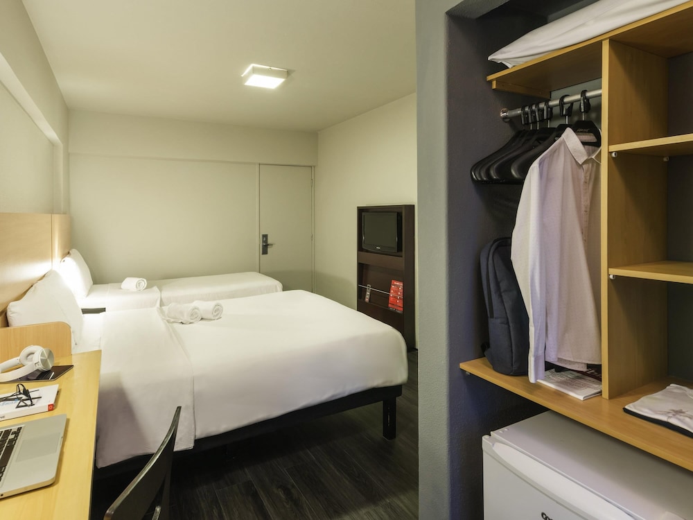 Habitación Executive doble con vistas parciales al mar y cama queen size del hotel Ibis Fortaleza Praia De Iracema. Foto 5