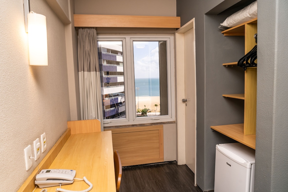 Habitación Executive doble con vistas parciales al mar y cama queen size del hotel Ibis Fortaleza Praia De Iracema. Foto 7