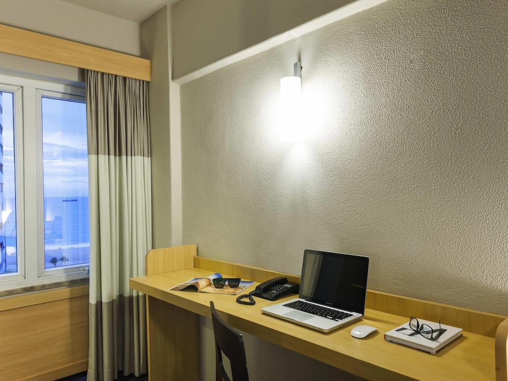 Apartamento Executive doble con vistas parciales al mar y cama queen size del hotel Ibis Fortaleza Praia De Iracema