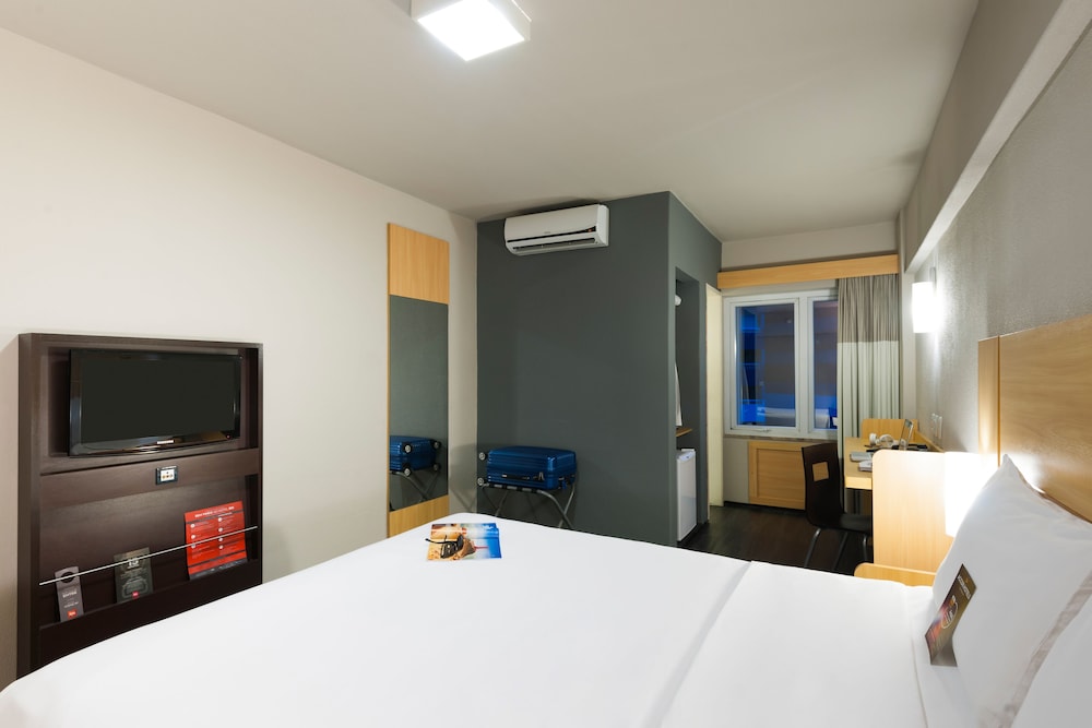 Apartamento Executive doble con vistas parciales al mar y cama queen size del hotel Ibis Fortaleza Praia De Iracema. Foto 1