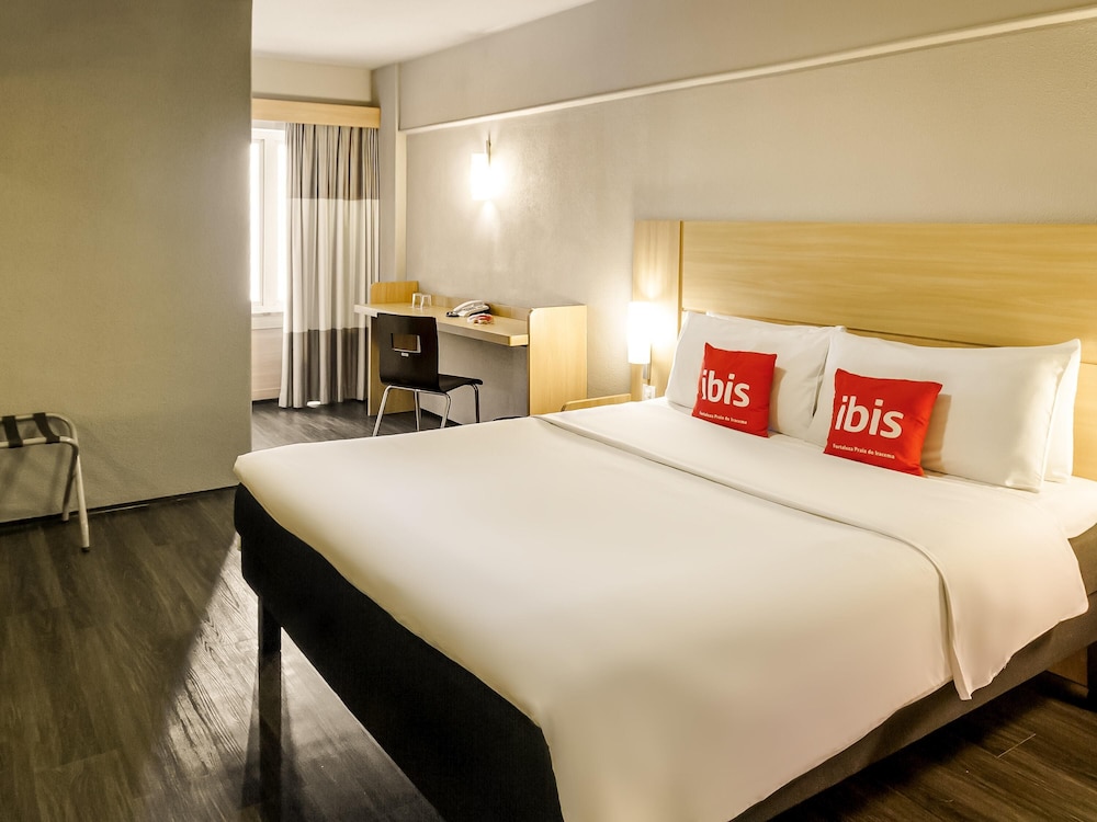 Apartamento Executive doble con vistas parciales al mar y cama queen size del hotel Ibis Fortaleza Praia De Iracema. Foto 4