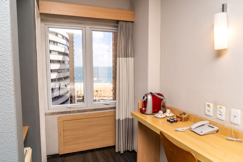 Apartamento Executive doble con vistas parciales al mar y cama queen size del hotel Ibis Fortaleza Praia De Iracema. Foto 5