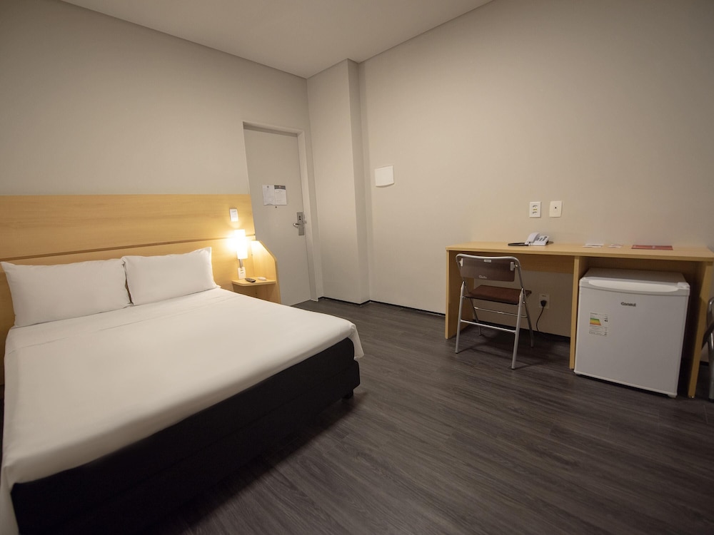 Habitación doble adaptada con cama Queen Size del hotel Ibis Fortaleza Praia De Iracema