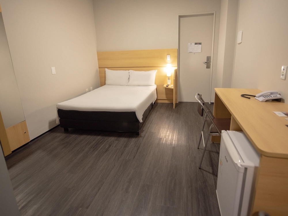 Habitación doble adaptada con cama Queen Size del hotel Ibis Fortaleza Praia De Iracema. Foto 2