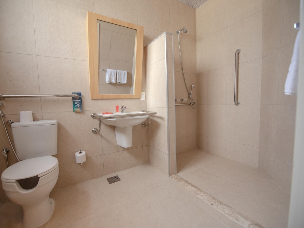 Habitación doble adaptada con cama Queen Size del hotel Ibis Fortaleza Praia De Iracema. Foto 3