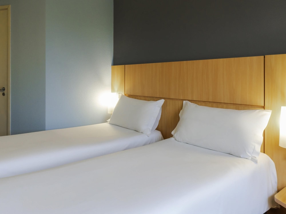 Habitación estándar con 2 camas individuales del hotel Ibis Curitiba Aeroporto. Foto 1