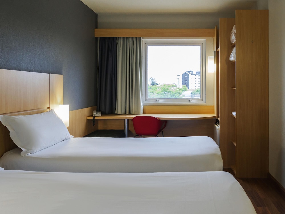 Habitación estándar con 2 camas individuales del hotel Ibis Curitiba Aeroporto. Foto 2