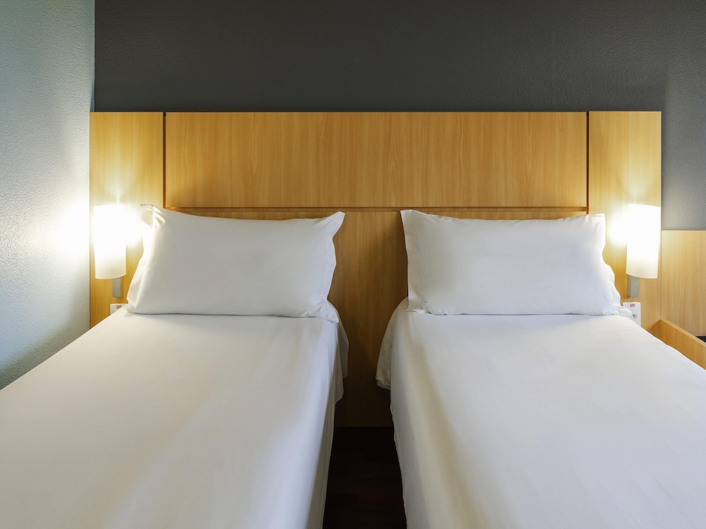 Habitación estándar con 2 camas individuales del hotel Ibis Curitiba Aeroporto. Foto 3