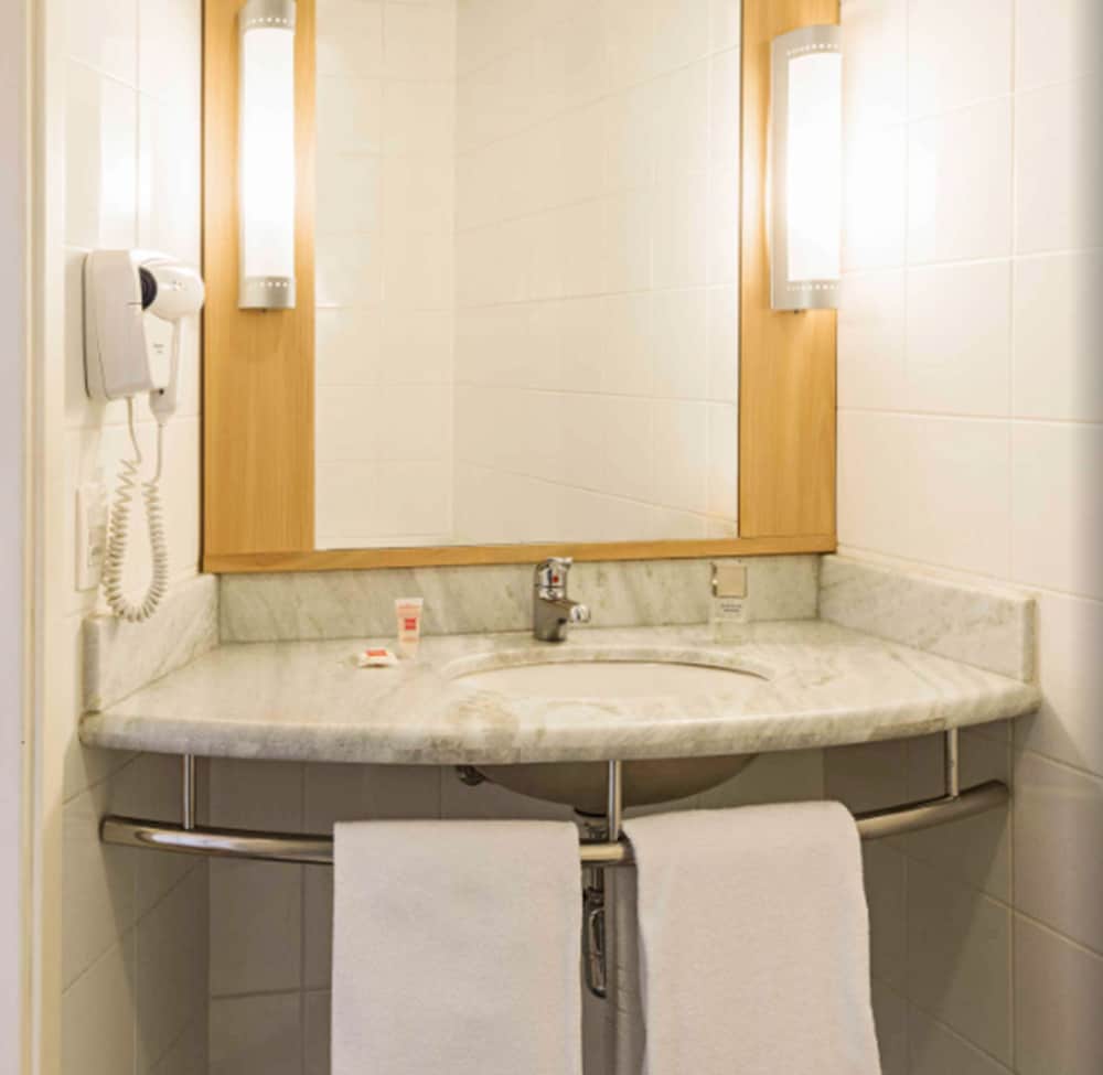 Habitación estándar con 2 camas individuales del hotel Ibis Curitiba Aeroporto. Foto 4