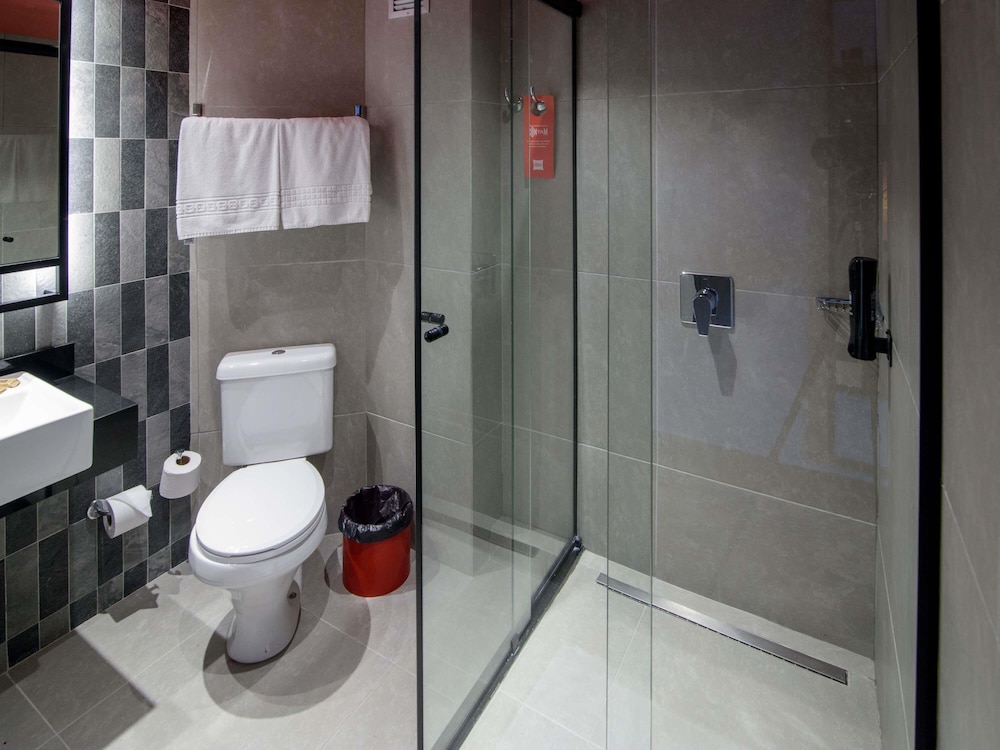 Apartamento Standard con cama doble del hotel Ibis Curitiba Batel. Foto 5