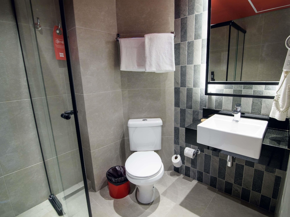 Apartamento Standard con cama doble del hotel Ibis Curitiba Batel. Foto 7