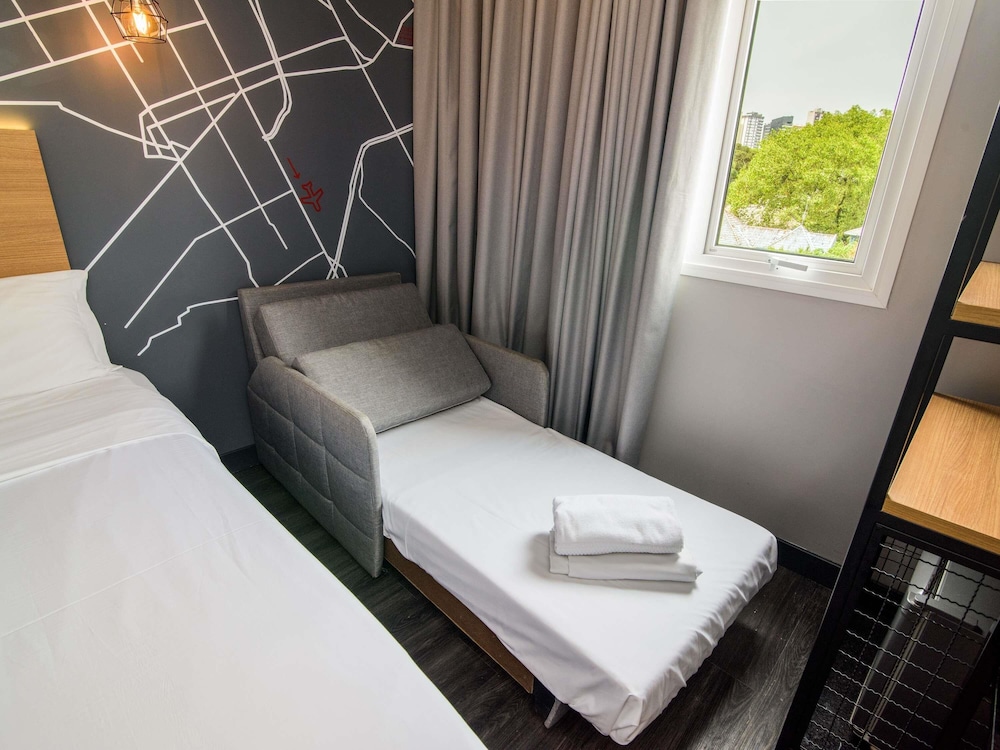 Habitación Standard con 1 cama doble y 1 sofá cama para niños de hasta 12 años del hotel Ibis Curitiba Batel. Foto 2