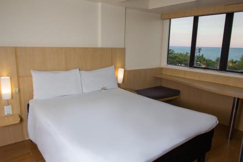 Habitación Doble Estándar del hotel Ibis Maceio Pajucara. Foto 2