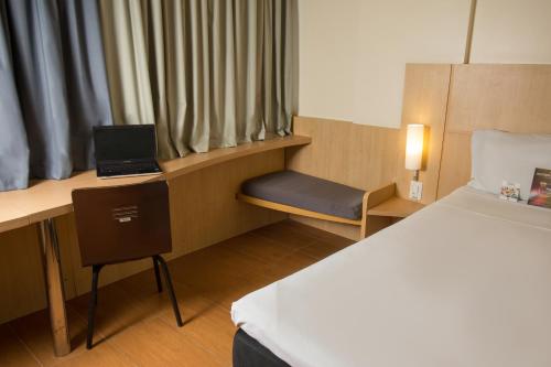 Habitación Doble Estándar del hotel Ibis Maceio Pajucara. Foto 4