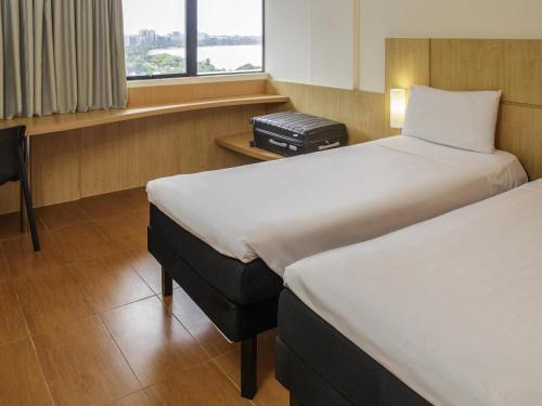 Habitación Doble Estándar con cama individual del hotel Ibis Maceio Pajucara. Foto 1