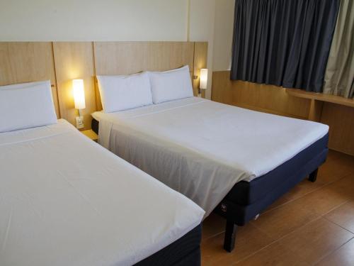 Habitación Doble Estándar con cama individual del hotel Ibis Maceio Pajucara. Foto 3