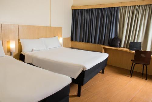 Habitación Doble Estándar con cama individual del hotel Ibis Maceio Pajucara. Foto 5