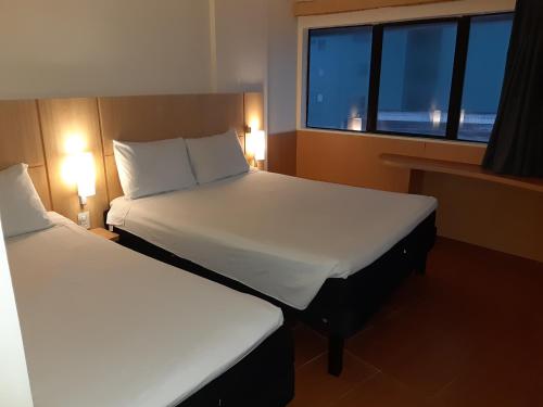 Habitación Doble Estándar con cama individual del hotel Ibis Maceio Pajucara. Foto 6