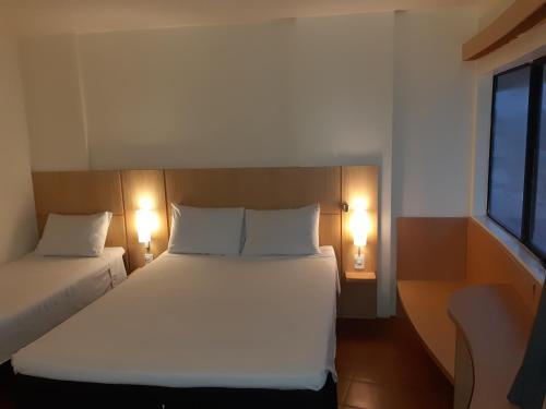 Habitación Doble Estándar con cama individual del hotel Ibis Maceio Pajucara. Foto 7