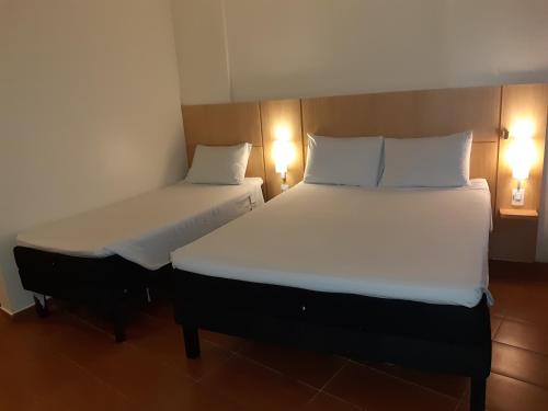 Habitación Doble Estándar con cama individual del hotel Ibis Maceio Pajucara. Foto 8