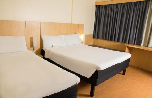 Habitación Doble Estándar con cama individual del hotel Ibis Maceio Pajucara. Foto 9