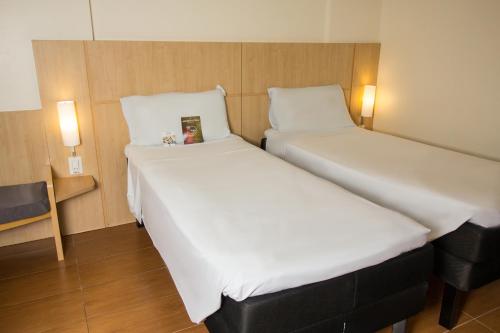 Habitación Doble Estándar - 2 camas del hotel Ibis Maceio Pajucara. Foto 6