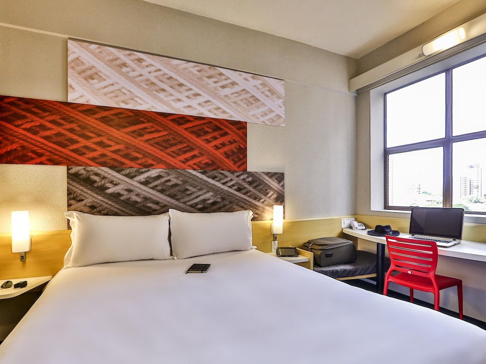 Habitación Standard con cama queen del hotel Ibis Maringa