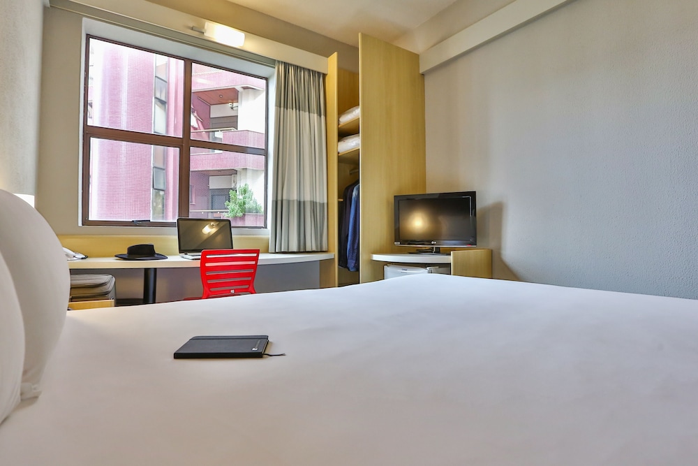 Habitación Standard con cama queen del hotel Ibis Maringa. Foto 1