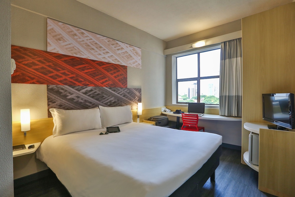 Habitación Standard con cama queen del hotel Ibis Maringa. Foto 2