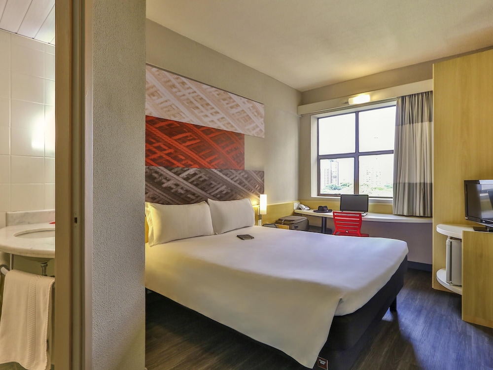 Habitación Standard con cama queen del hotel Ibis Maringa. Foto 4