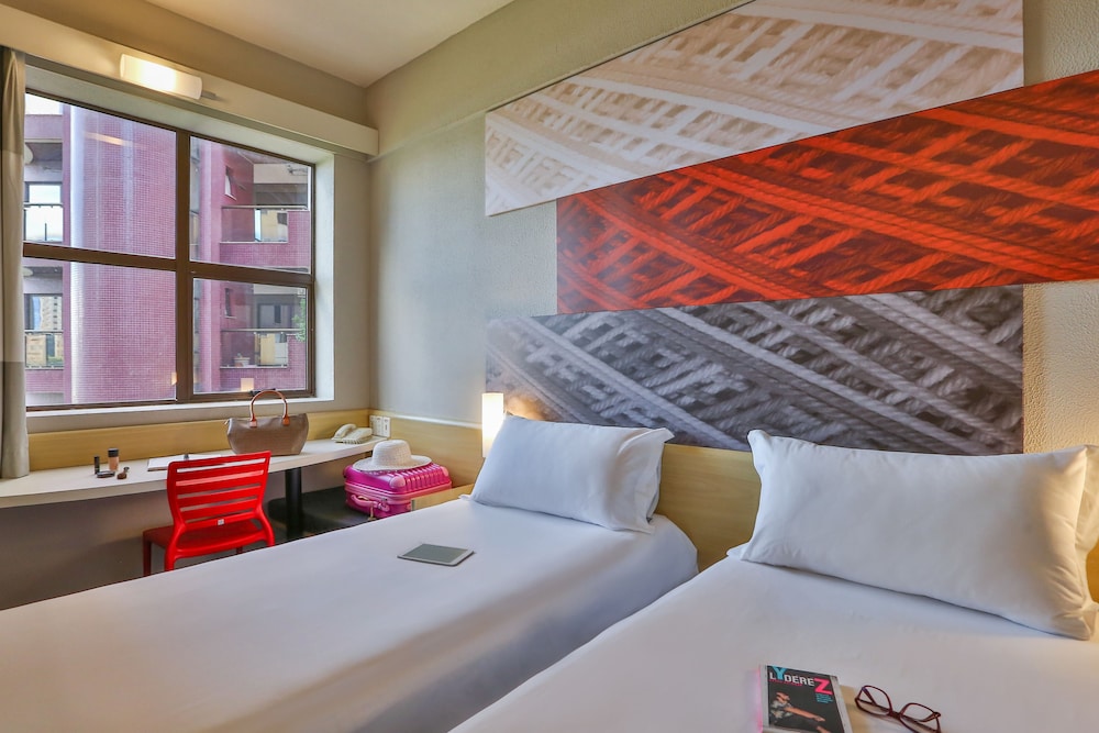 Habitación Standard con 2 camas individuales del hotel Ibis Maringa. Foto 1