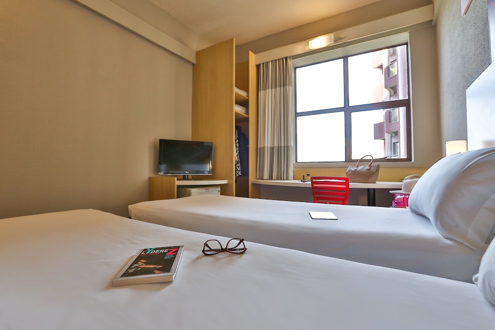 Habitación Standard con 2 camas individuales del hotel Ibis Maringa. Foto 2