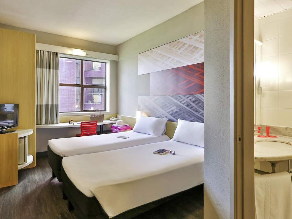 Habitación Standard con 2 camas individuales del hotel Ibis Maringa. Foto 6