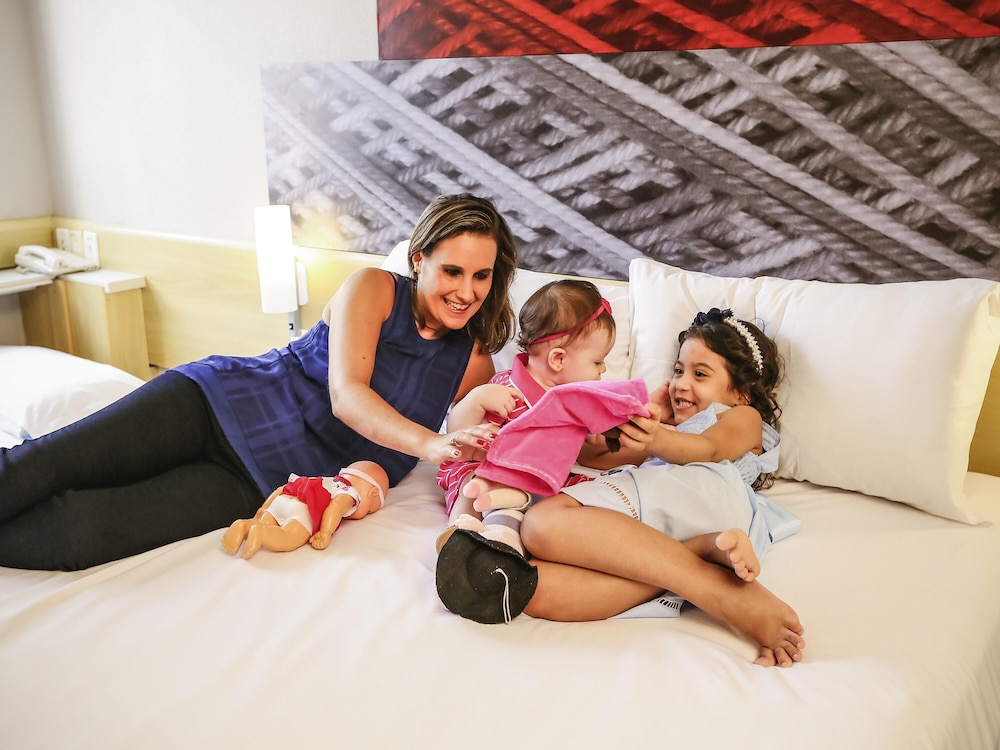 Habitación Standard con una cama doble y una cama supletoria para niño del hotel Ibis Maringa