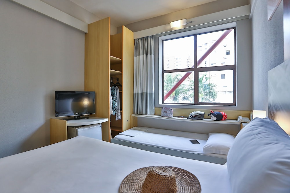 Habitación Standard con una cama doble y una cama supletoria para niño del hotel Ibis Maringa. Foto 1