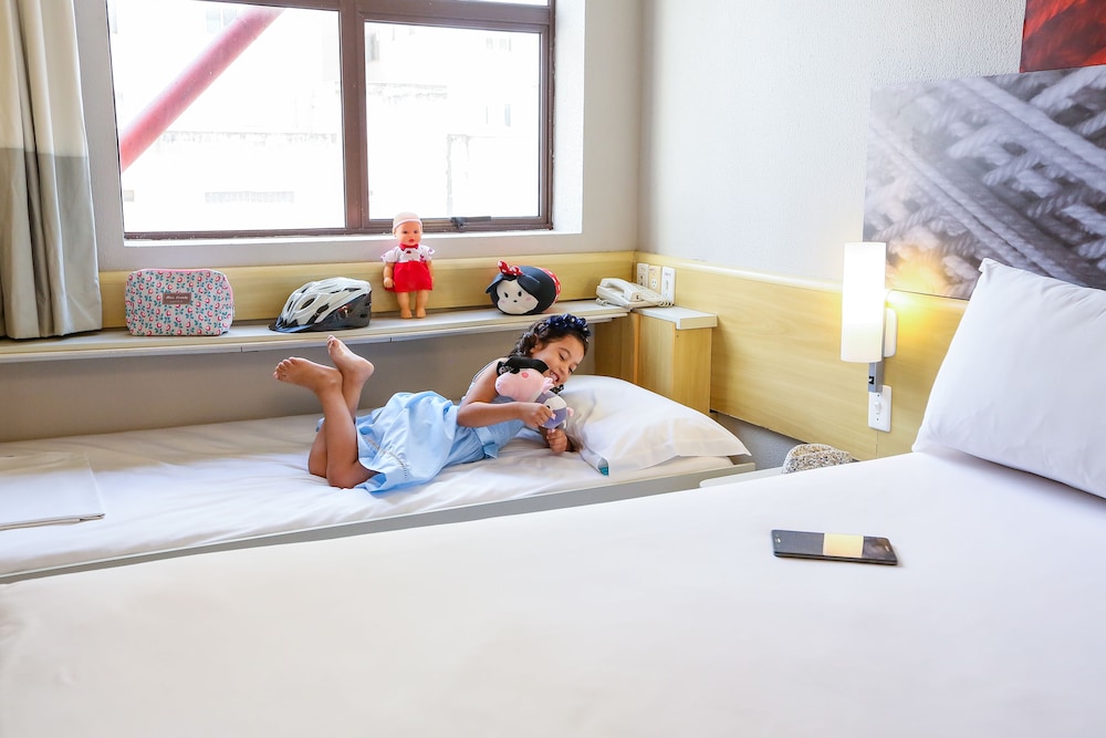 Habitación Standard con una cama doble y una cama supletoria para niño del hotel Ibis Maringa. Foto 2