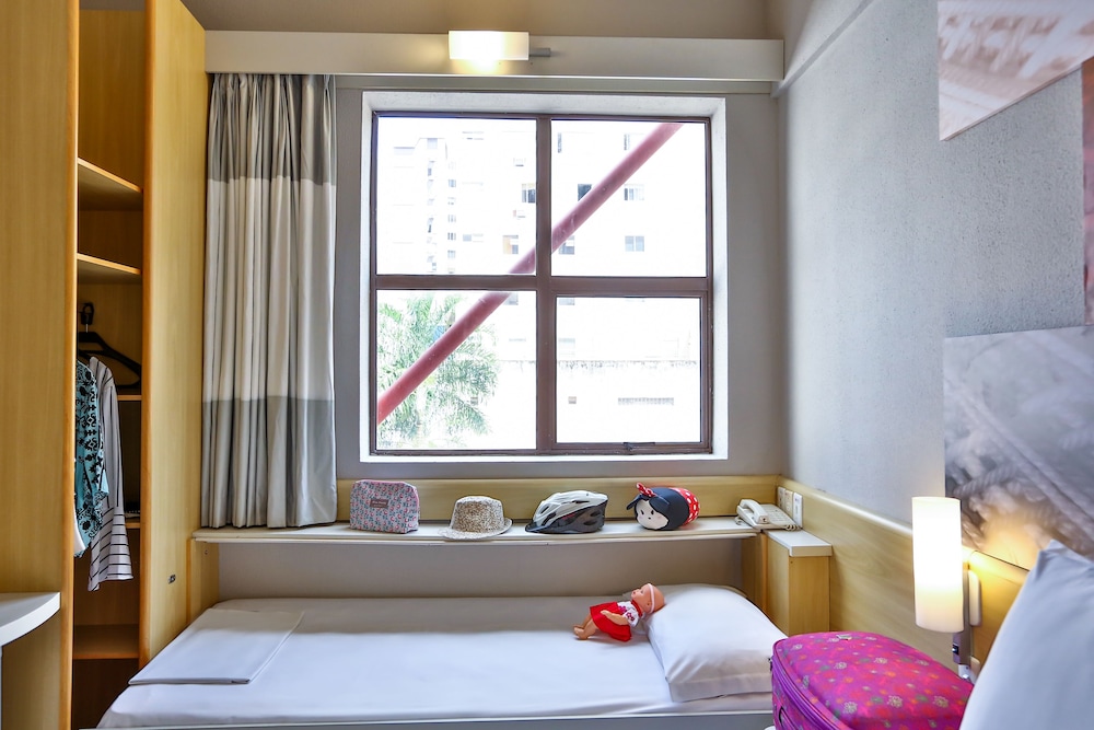 Habitación Standard con una cama doble y una cama supletoria para niño del hotel Ibis Maringa. Foto 3