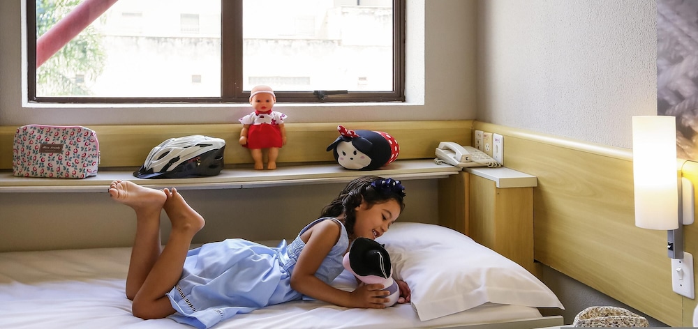 Habitación Standard con una cama doble y una cama supletoria para niño del hotel Ibis Maringa. Foto 4