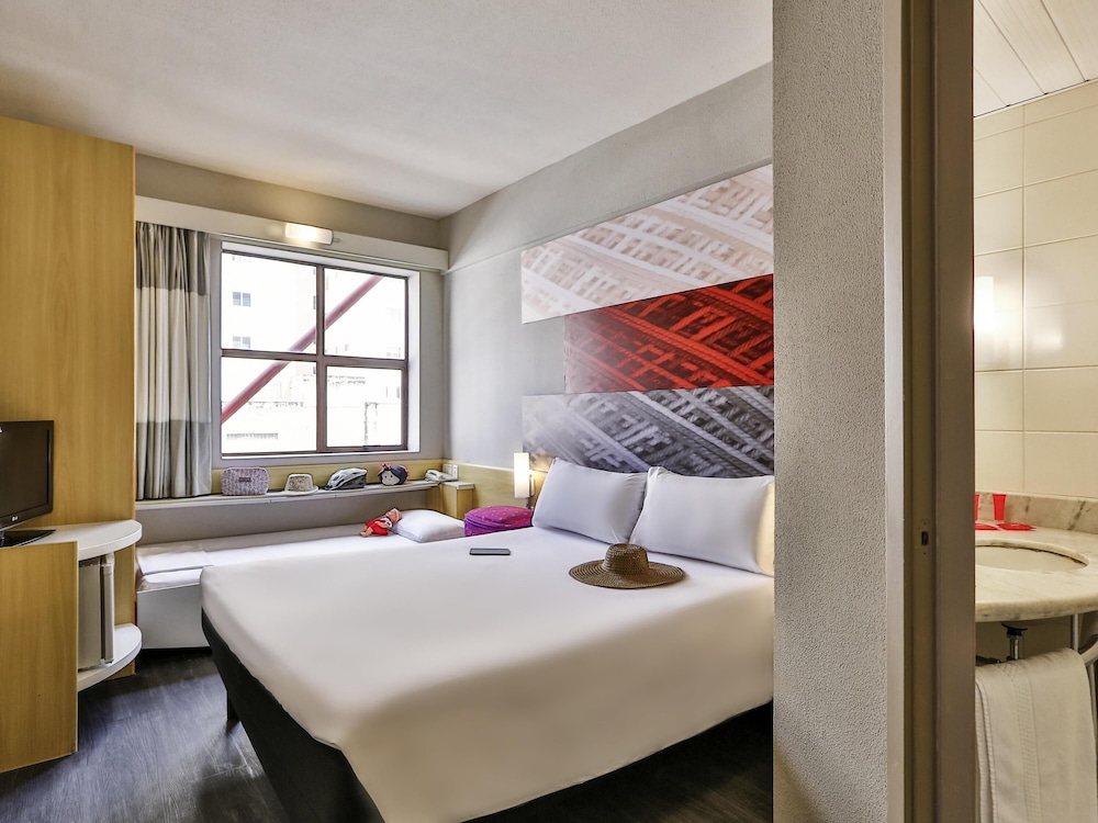 Habitación Standard con una cama doble y una cama supletoria para niño del hotel Ibis Maringa. Foto 5