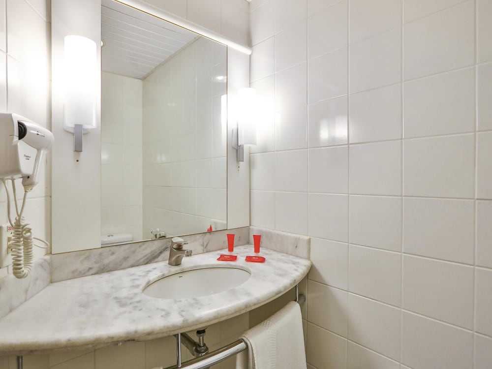 Habitación Standard con una cama doble y una cama supletoria para niño del hotel Ibis Maringa. Foto 7
