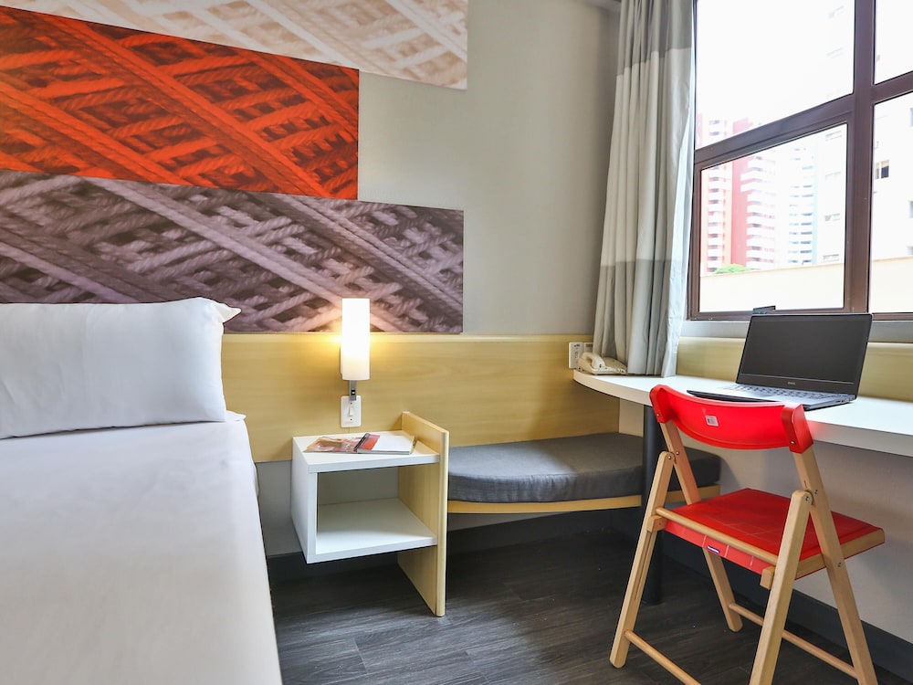 Apartamento familiar con dos camas dobles del hotel Ibis Maringa. Foto 1