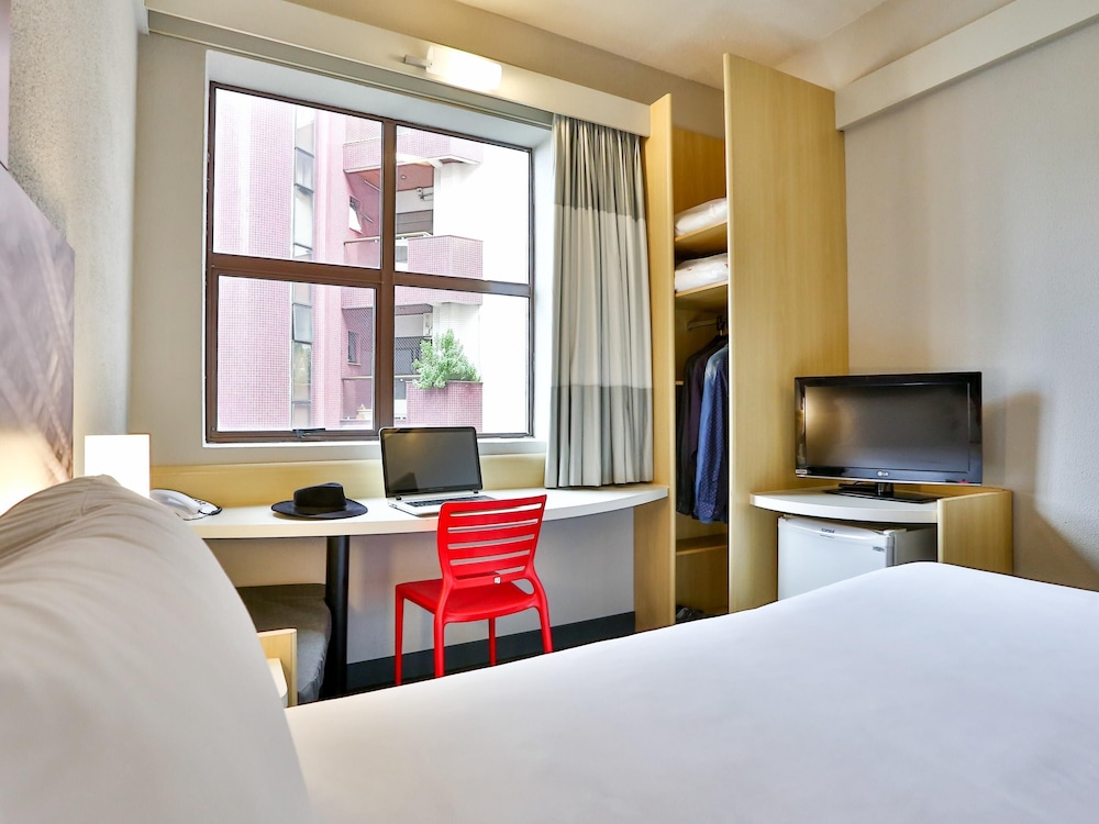Apartamento familiar con dos camas dobles del hotel Ibis Maringa. Foto 2
