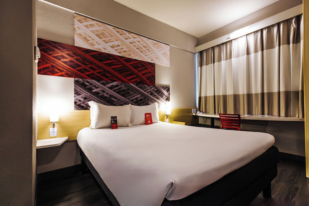 Habitación Standard con cama queen del hotel Ibis Maringa. Foto 12