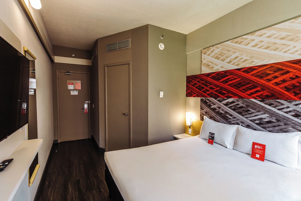 Habitación Standard con cama queen del hotel Ibis Maringa. Foto 13