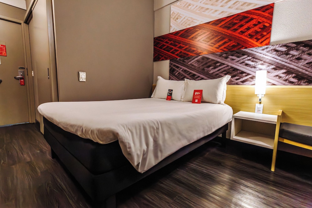 Habitación Standard con cama queen del hotel Ibis Maringa. Foto 17