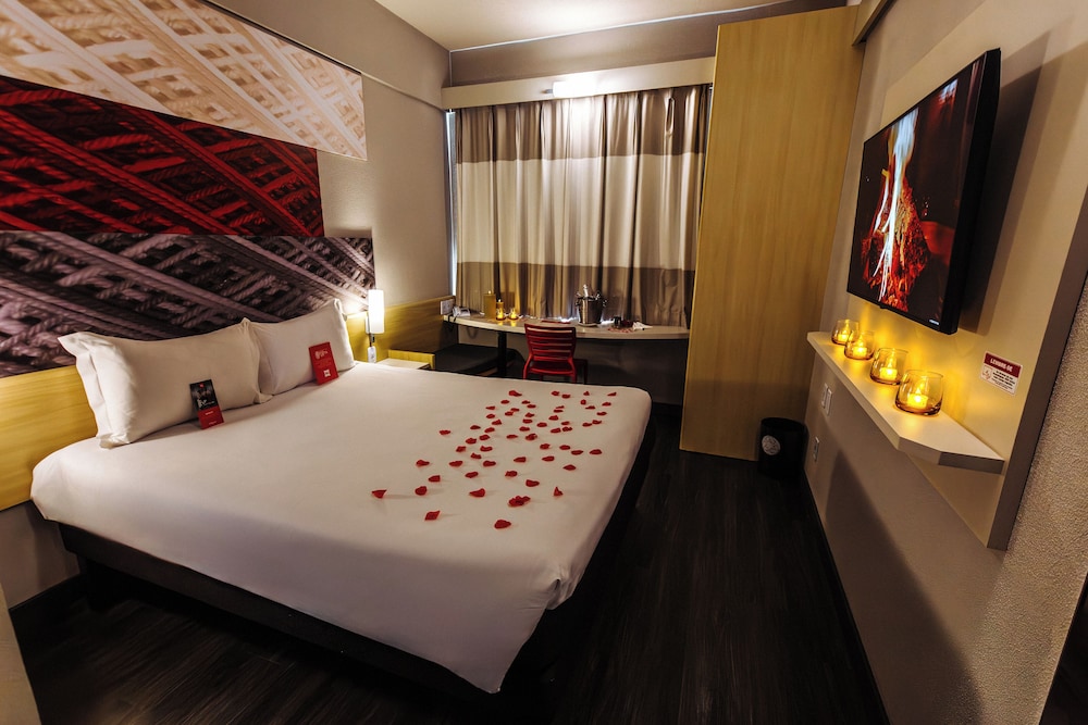 Habitación Standard con cama queen del hotel Ibis Maringa. Foto 18