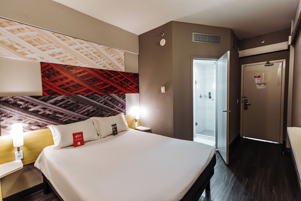 Habitación Standard con cama queen del hotel Ibis Maringa. Foto 19